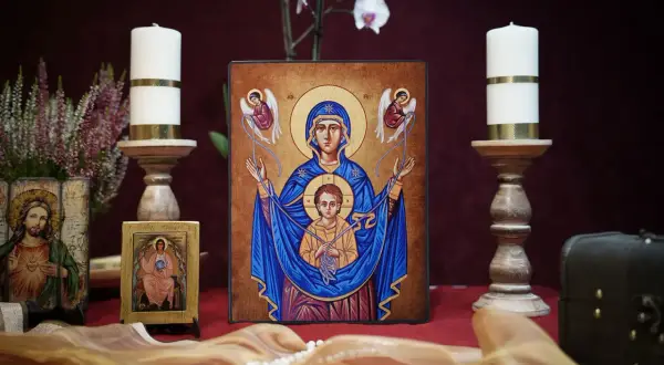 Zachwyt nad sztuką sakralną: ikona Matki Bożej z Dzieciątkiem, świece, kwiaty i inne obrazy. Jak czytać ikonografię?