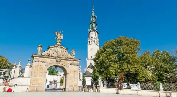 Brama i wieża Jasnej Góry pod błękitnym niebem.
