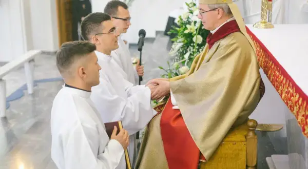 Biskup błogosławi ministrantów. Dowiedz się, jak zostać lektorem lub ministrantem w wieku dorosłym.
