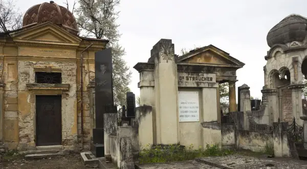 Nagrobek Strauchera i inne zabytkowe mauzolea, które czynią ten cmentarz jednym z najpiękniejszych zabytkowych cmentarzy w Polsce.