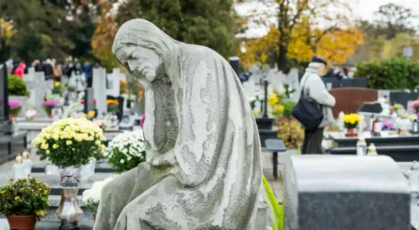 Kamienna figura na cmentarzu. Jak sprawdzić kto jest właścicielem grobu, jakie dokumenty i dysponenci są potrzebni?