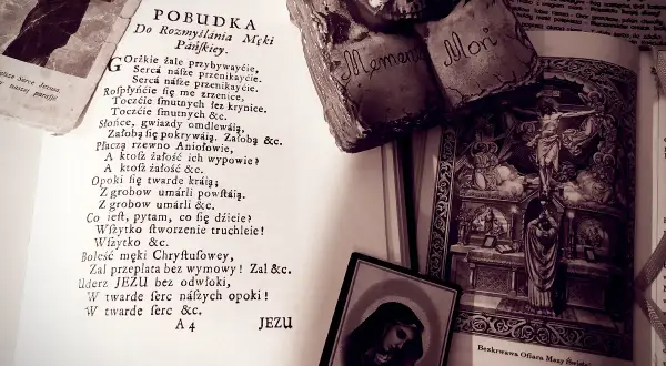 Stary tekst "gorzkie żale" obok czaszki i religijnych ilustracji.