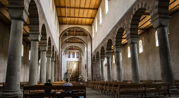 Jakie dekoracje zdobiły wnętrza kościołów romańskich - poznaj ich tajemnice