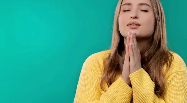 Kobieta z zamkniętymi oczami, dłonie złożone do modlitwy. Może to symbolizować objawy pychy duchowej u osób nadgorliwych religijnie, które w swojej gorliwości zapominają o pokorze.