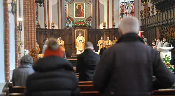 Msza święta w kościele. Jak sprawdzić godziny mszy świętych w obcym mieście aplikacje pomogą Ci znaleźć najbliższy kościół.