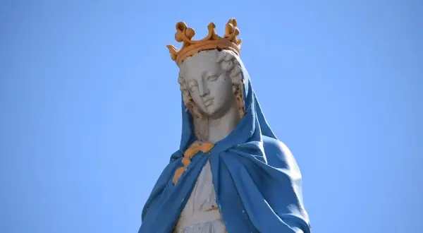 Posąg Matki Boskiej z koroną na głowie. Czy wiara w cuda kłóci się z nauką i racjonalnym myśleniem?