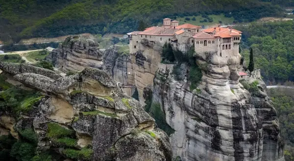 Klasztory Meteory w Grecji na skalnych iglicach. Jak zaplanować wizytę w klasztorach Meteora w Grecji bez tłumów, by podziwiać te cuda natury i architektury.