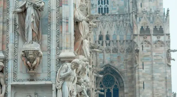 Czym różni się sanktuarium od kościoła? Kluczowe różnice i znaczenie
