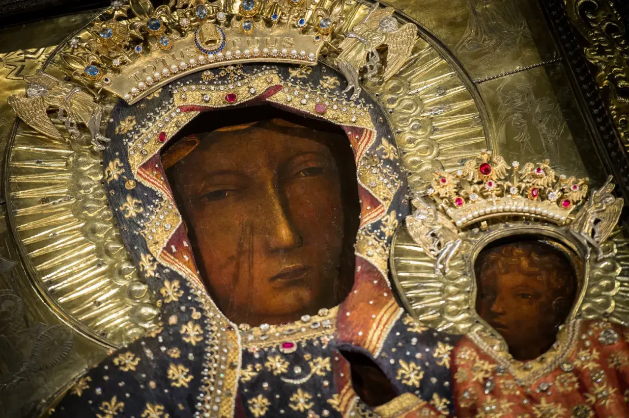 Ikona Matki Boskiej z Dzieciątkiem, bogato zdobiona klejnotami i złotem, symbolizuje przyczyny czci czarnych madonn w europejskich sanktuariach.