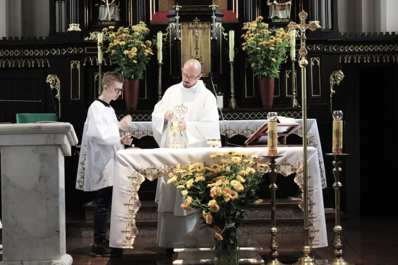 Kapłan i ministrant podczas mszy. Czy opuszczenie mszy świętej w niedzielę jest grzechem ciężkim? To pytanie nurtuje wielu wiernych.