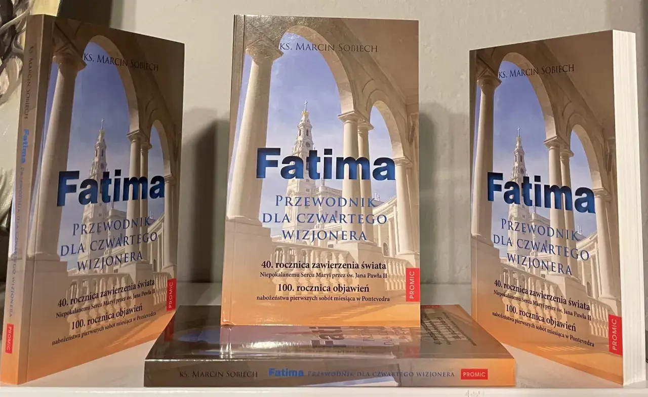 Książka "Fatima. Przewodnik dla czwartego wizjonera" podpowiada, czy warto jechać do Fatimy w rocznicę objawień, uwzględniając logistykę i nocleg.