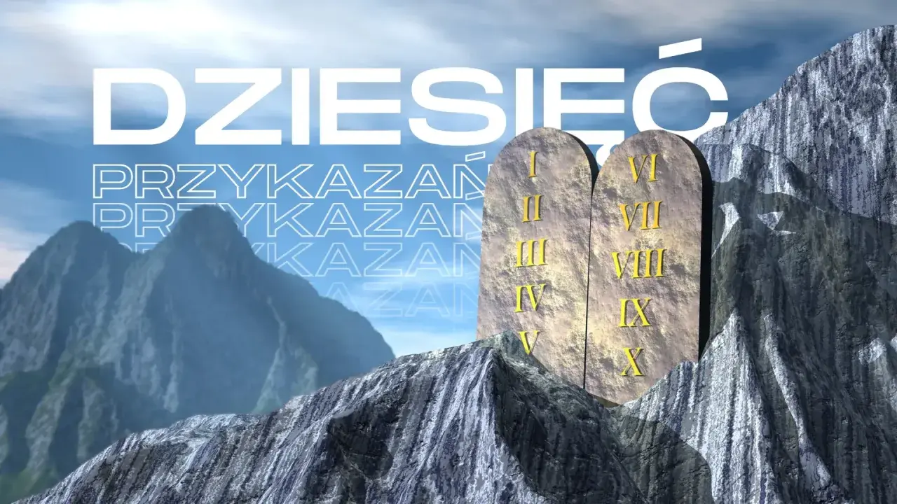 Kamienne tablice z wyrytymi cyframi rzymskimi, symbolizujące 10 przykazań Bożych, stoją na tle górskich szczytów.