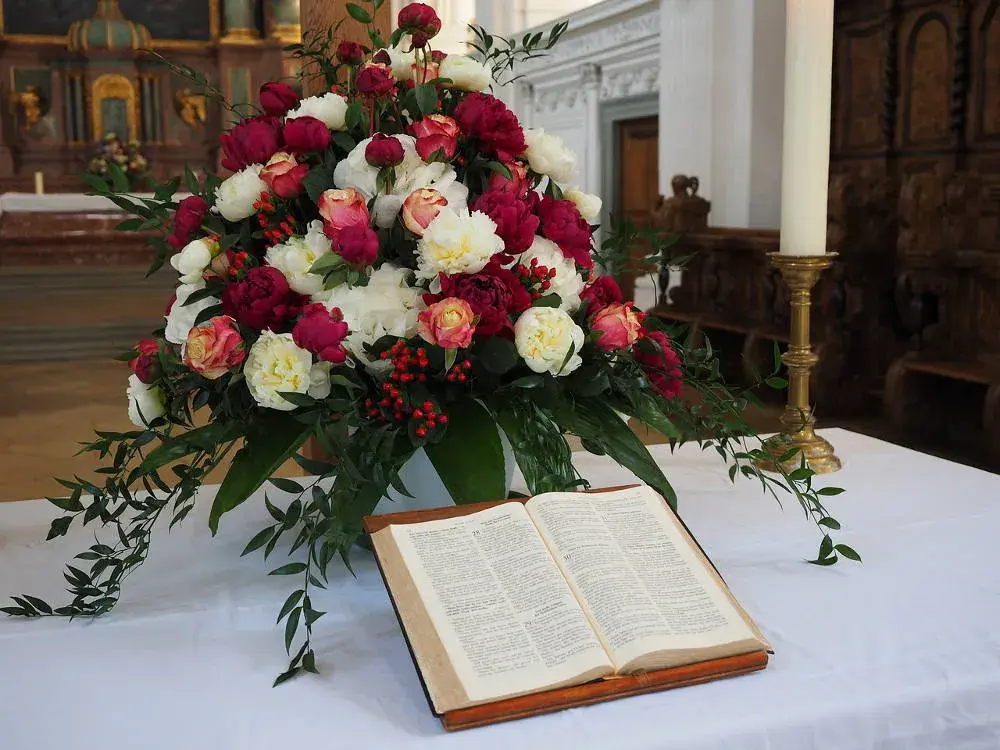 Jakie kwiaty doniczkowe do kościoła? Odkryj piękne i symboliczne wybory