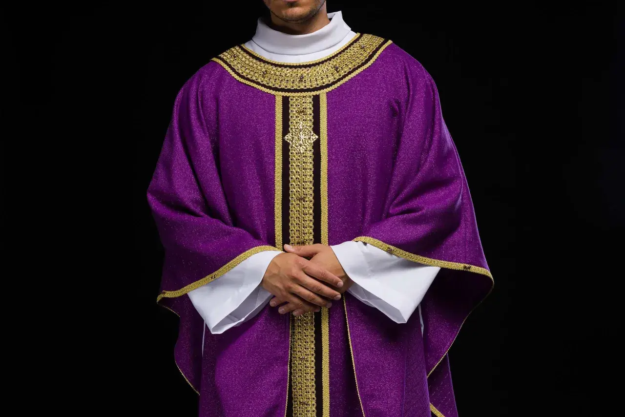 Fioletowa szata liturgiczna z haftami. Poznaj, dlaczego ksiądz nosi różne kolory szat liturgicznych i znaczenie symboli.