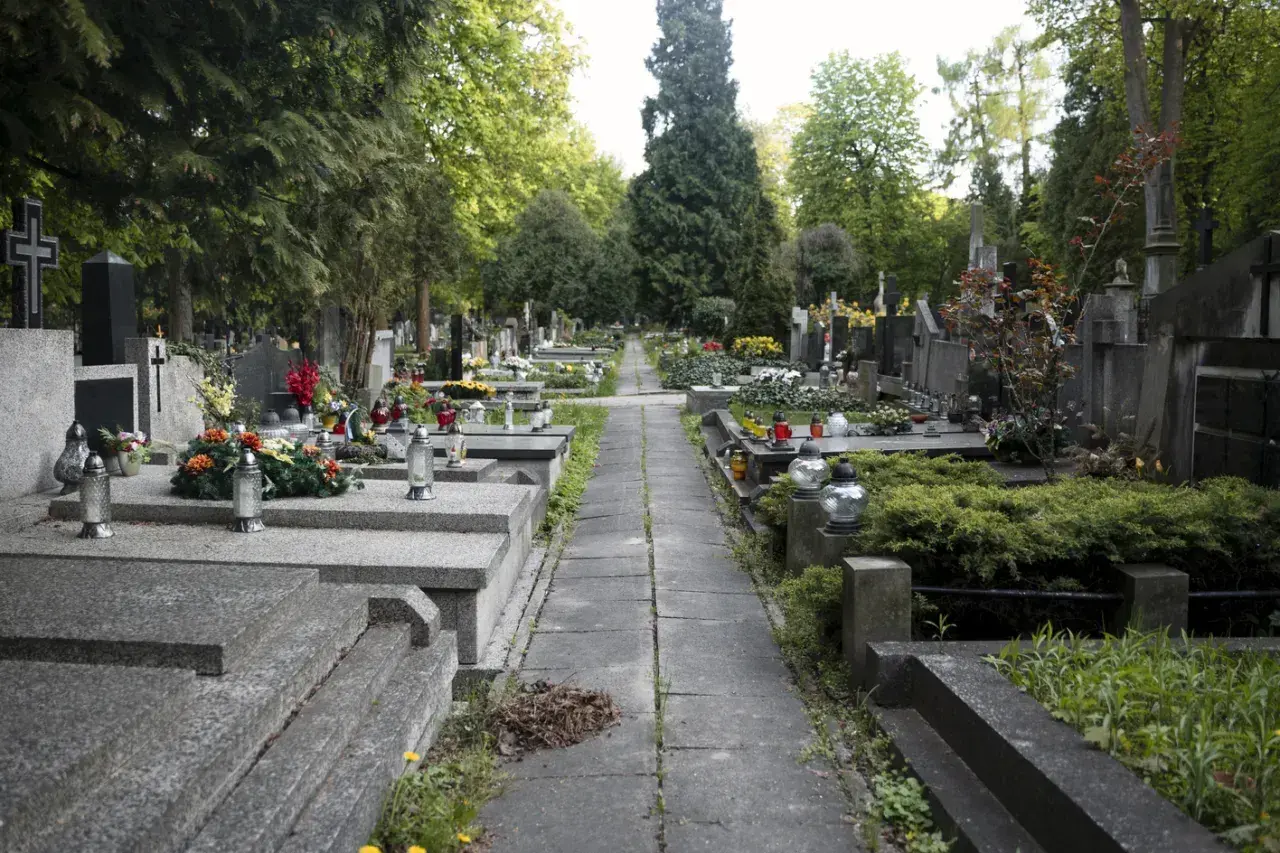 Ile kosztuje przedłużenie miejsca na cmentarzu? Sprawdź ceny i opłaty