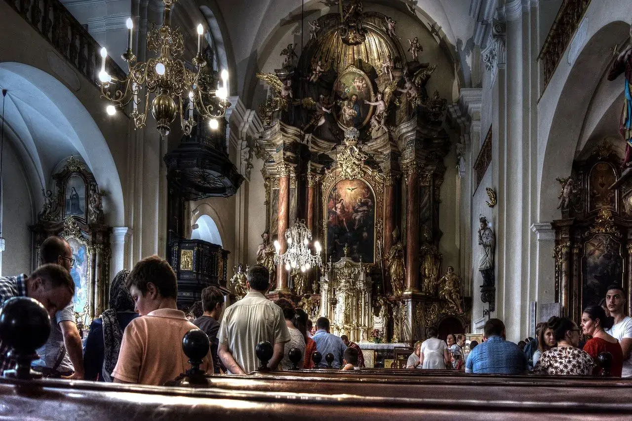 Ile trwa majówka w kościele? Zaskakujące różnice w czasie trwania