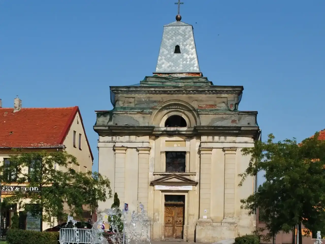 Zabytkowy kościół potrzebuje remontu. Jak sfinansować remont zabytkowego kościoła? Dotacje i zbiórki to klucz do jego ocalenia.