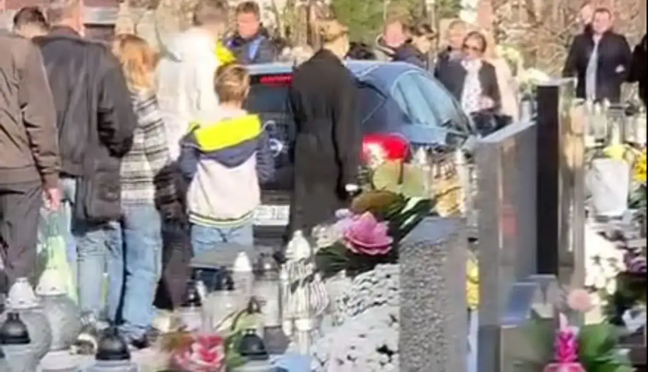 Rodzina przy grobie, spory z zarządcą cmentarza o zbyt duży pomnik.