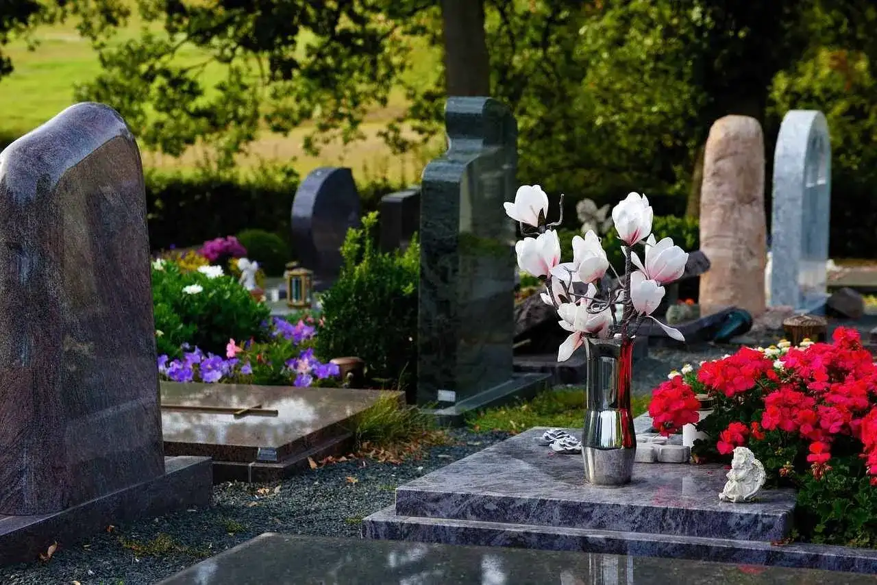 Nagrobek z kwiatami. Rozważania o skutkach prawnych pochowania dwóch osób w jednym grobie głębinowym.
