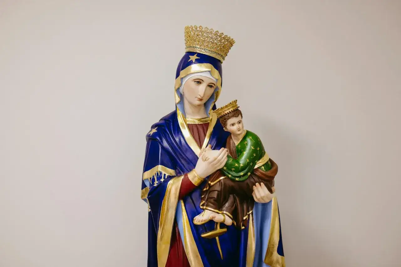 Figurka Matki Boskiej z Dzieciątkiem, symbolizująca przyczyny powstania nowych dogmatów w historii Kościoła, w bogatych szatach i koronach.