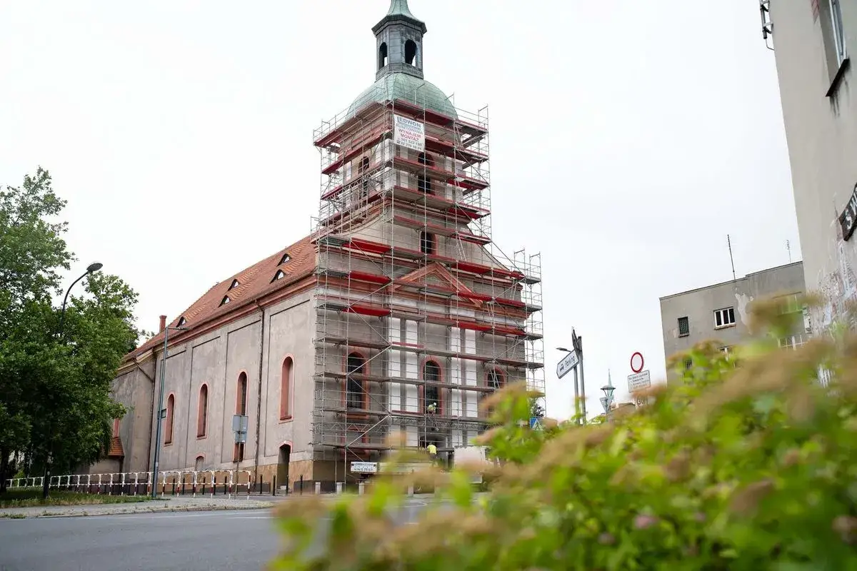 Remont zabytkowego kościoła w rusztowaniach. Jak sfinansować remont zabytkowego kościoła dotacje i zbiórki?