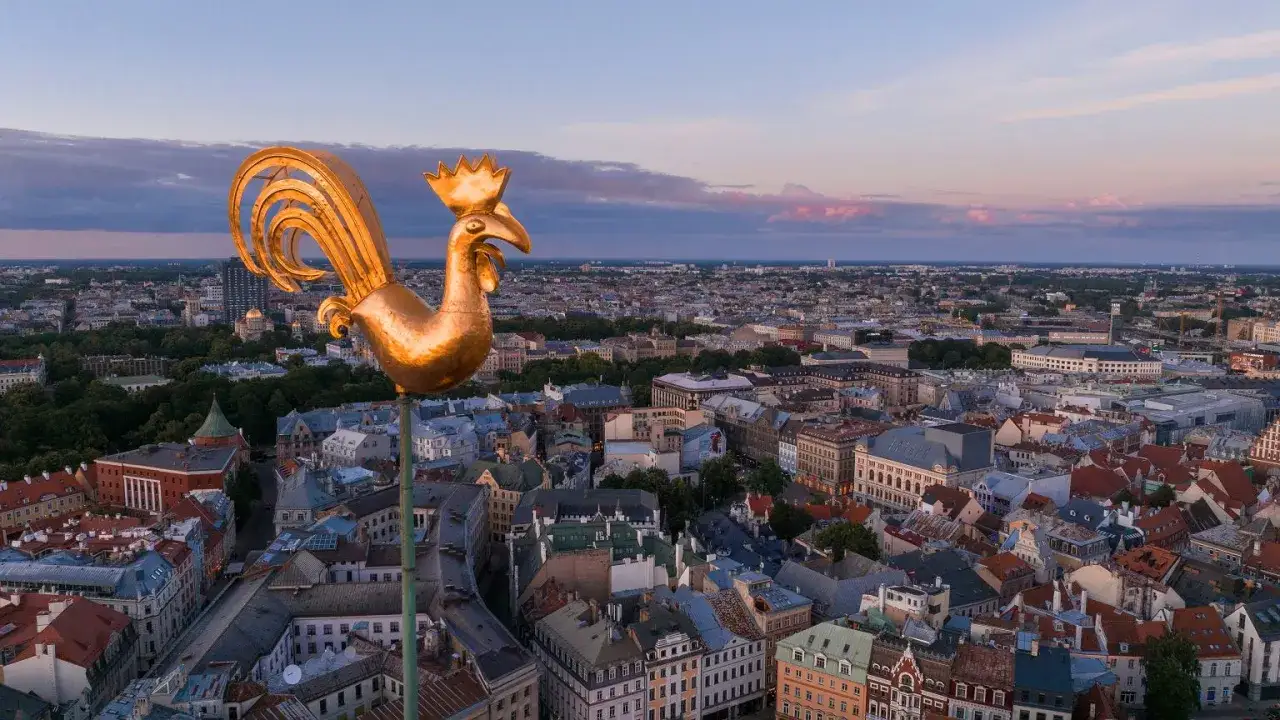 Złoty kogut na wieży kościoła, symbol miasta, góruje nad panoramą. Co oznacza kogut na wieży kościoła? Strażnik miasta, zapowiadający nowy dzień.