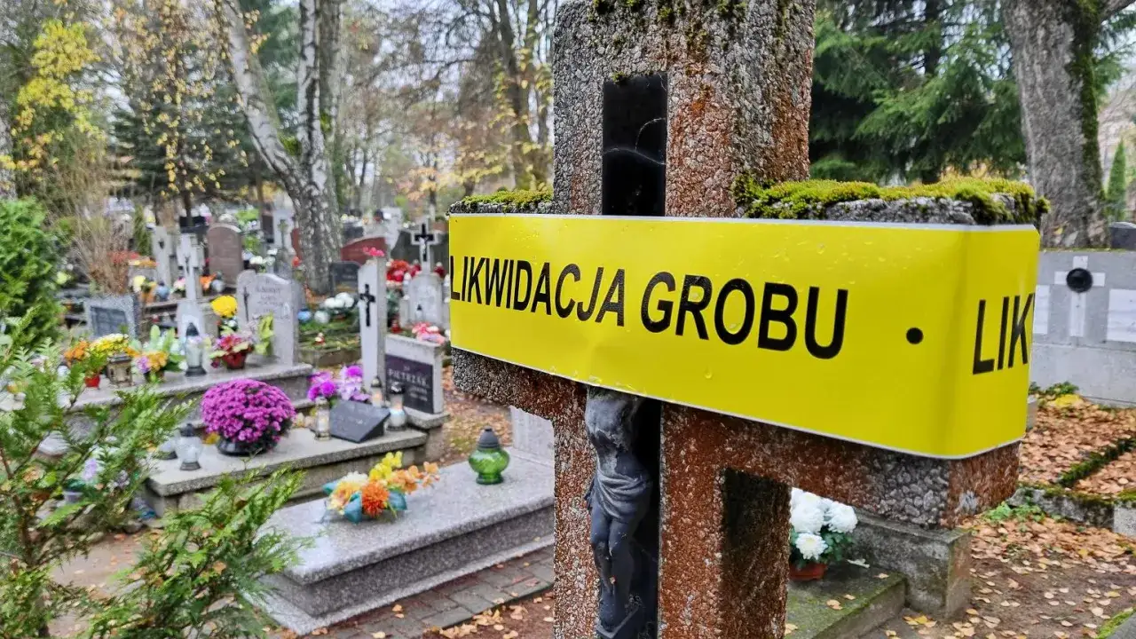 Żółta taśma z napisem 