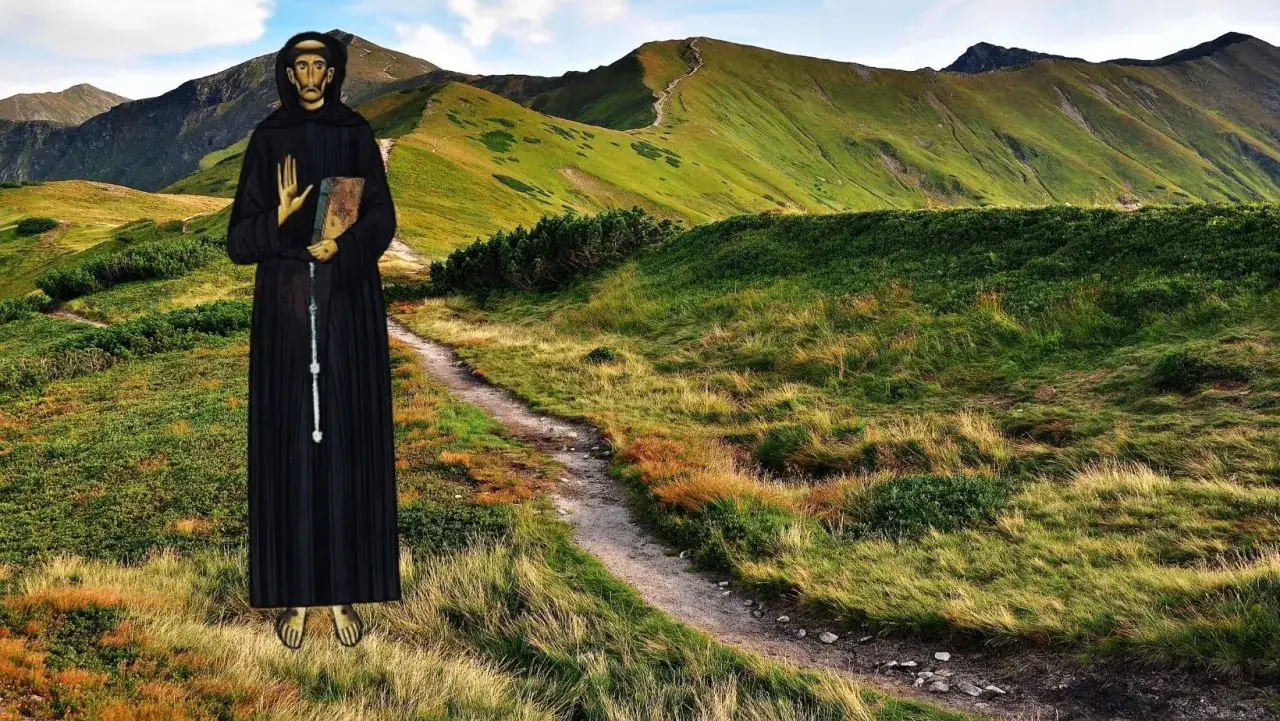 Mnich z książką na tle górskiej ścieżki. Czy dbanie o ekologię jest obowiązkiem religijnym chrześcijanina?