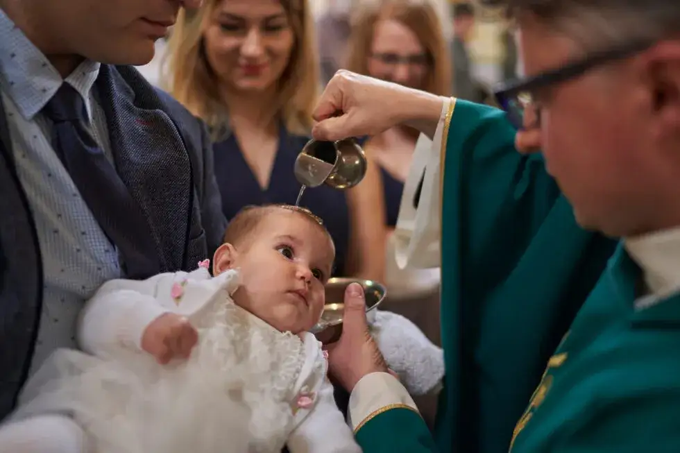 Zdjęcie Ile trwa chrzest w kościele? Czas trwania, co warto wiedzieć