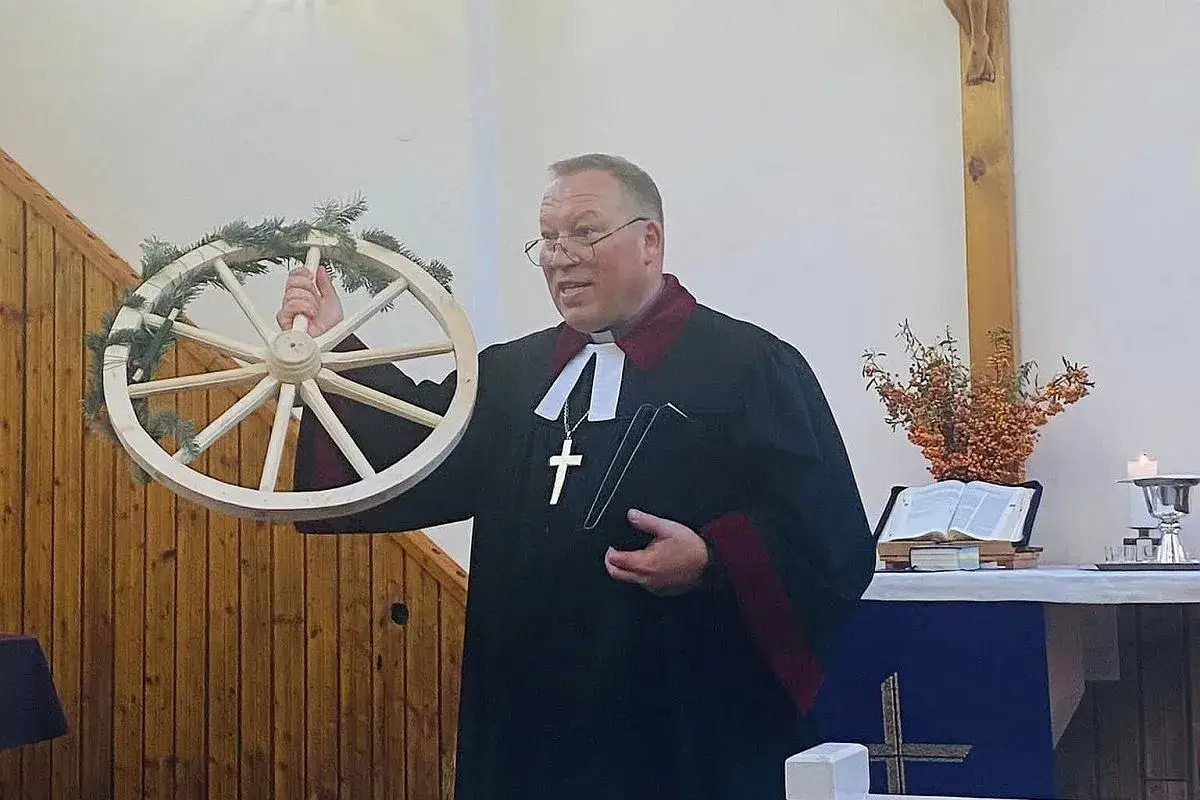 Duchowny z kołem i Biblią, przypomina o prawach wiernych w kontakcie z hierarchią kościelną.