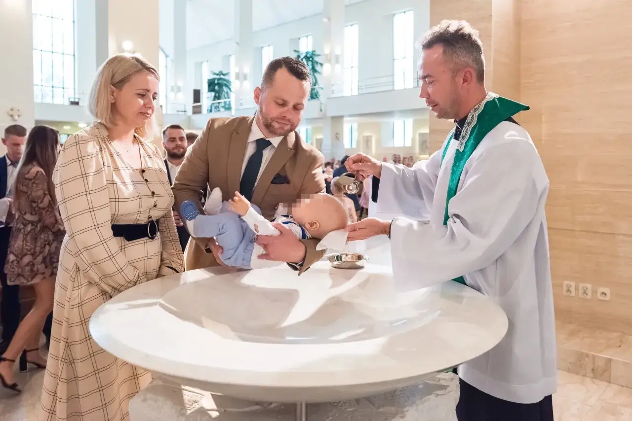Zdjęcie Jak wygląda chrzest w kościele? Poznaj ważne rytuały i zwyczaje