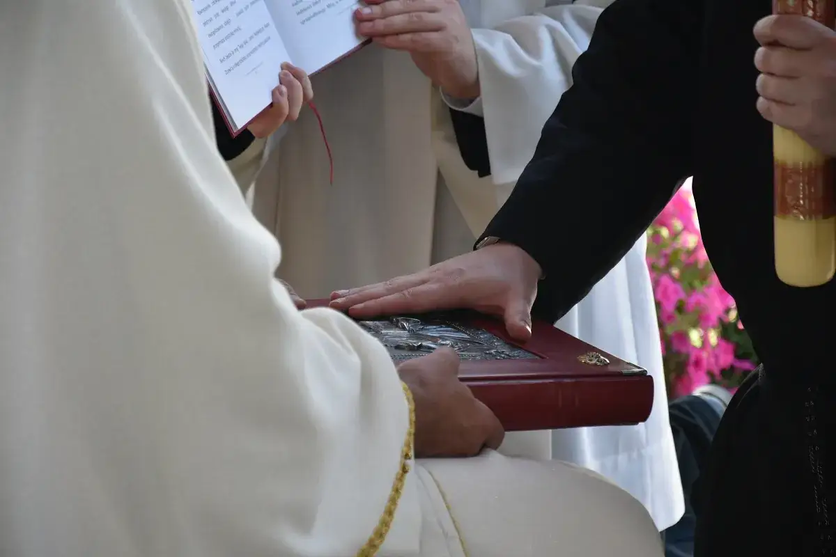 Dłoń na księdze, symboliczne gesty podczas ceremonii. Jak rozpoznać prawdziwe powołanie do kapłaństwa lub zakonu?