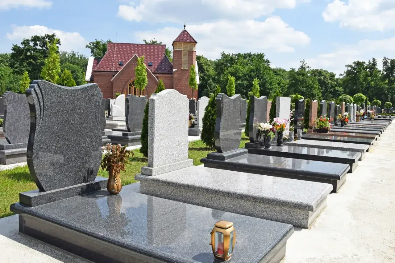 Cmentarz z nagrobkami. Zastanawiasz się, ile kosztuje miejsce na cmentarzu w 2026? Opłata prolongacyjna może być znacząca.