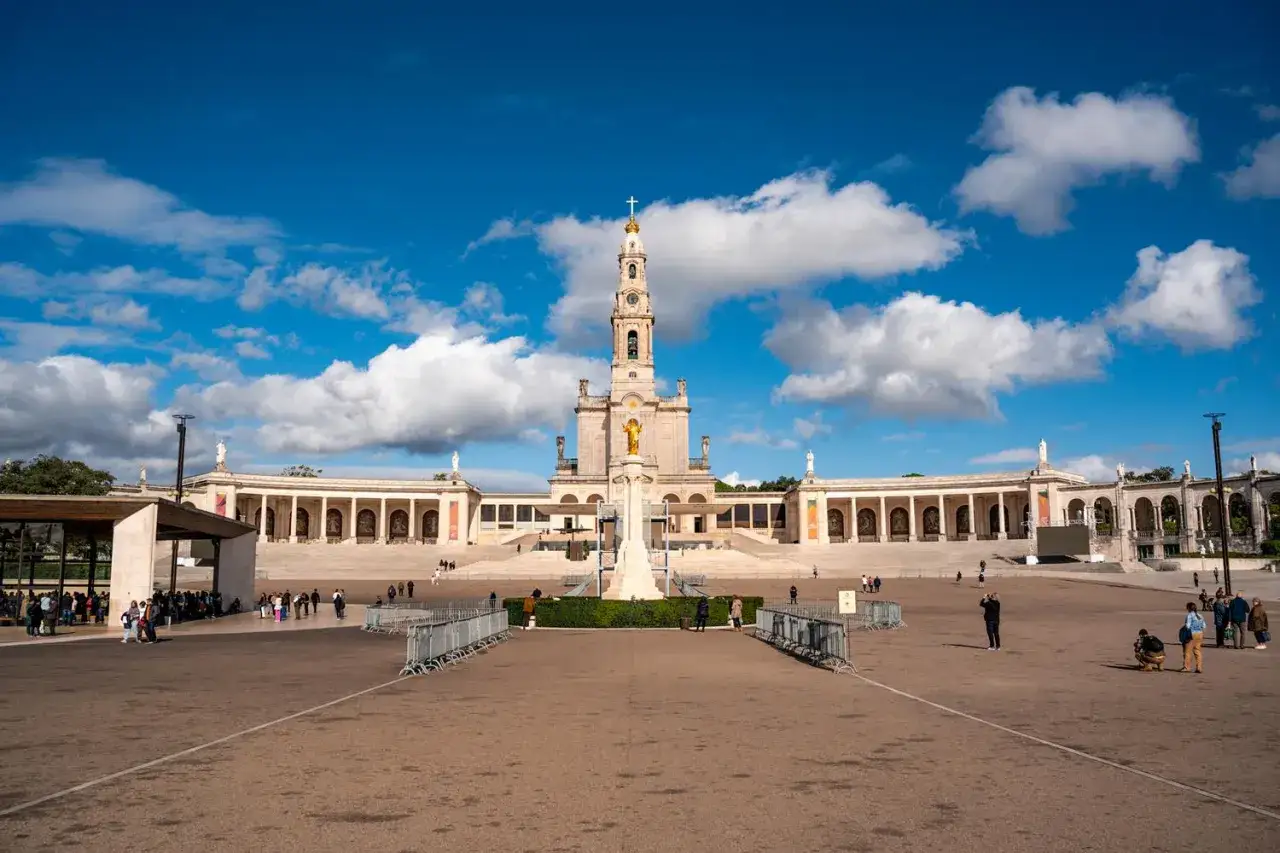 Sanktuarium w Fatimie. Czy warto jechać do Fatimy w rocznicę objawień? Logistyka i nocleg to kluczowe kwestie.
