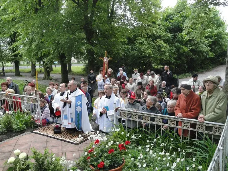 Zdjęcie Ile trwa majówka w kościele? Zaskakujące różnice w czasie trwania