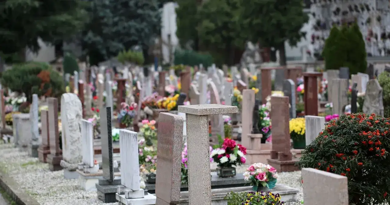 Zdjęcie Czy można przynosić rzeczy z cmentarza do domu? Etyka i przesądy