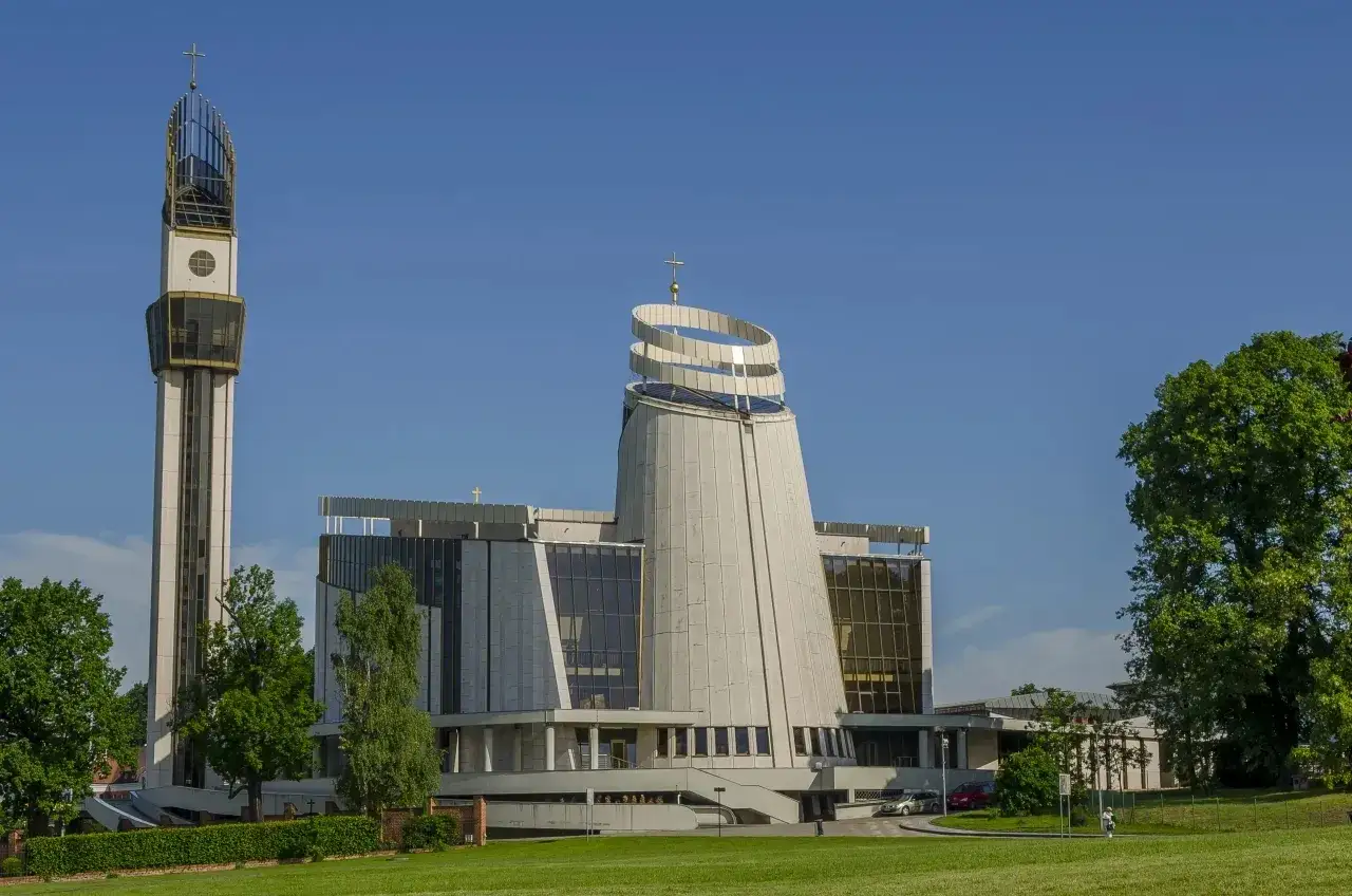 Zdjęcie Sanktuarium w Strachocinie: Historia, Cuda i Modlitwy Świętego Andrzeja Boboli