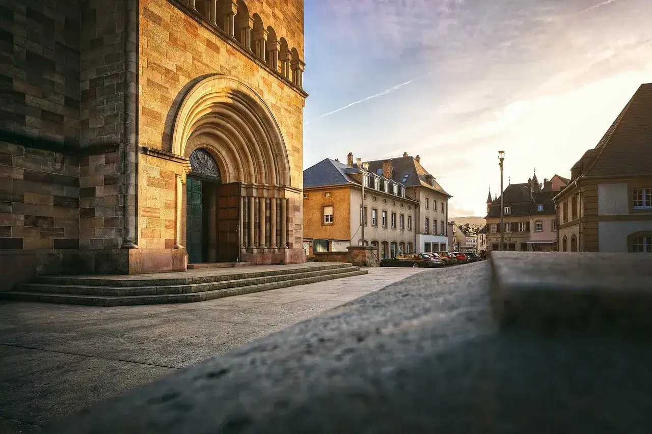 Kamienna fasada kościoła i urokliwe kamienice. Idealne miejsce, by jak zaplanować duchowy weekend w pustelniach i domach rekolekcyjnych.