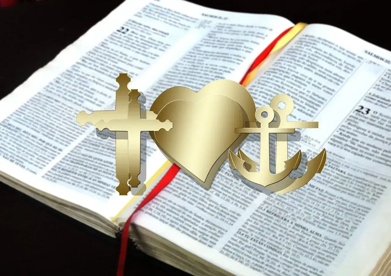 Złoty krzyż, serce i kotwica na Biblii. Czy dbanie o ekologię jest obowiązkiem religijnym chrześcijanina?