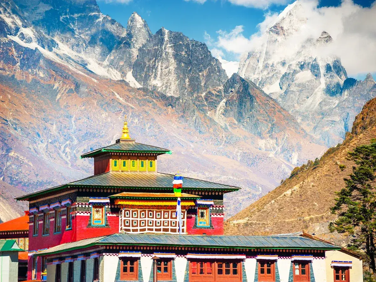 Kolorowy klasztor buddyjski w Nepalu, idealne miejsce, by odkryć, jakie miejsca święte w buddyzmie warto odwiedzić w Nepalu i Indiach.