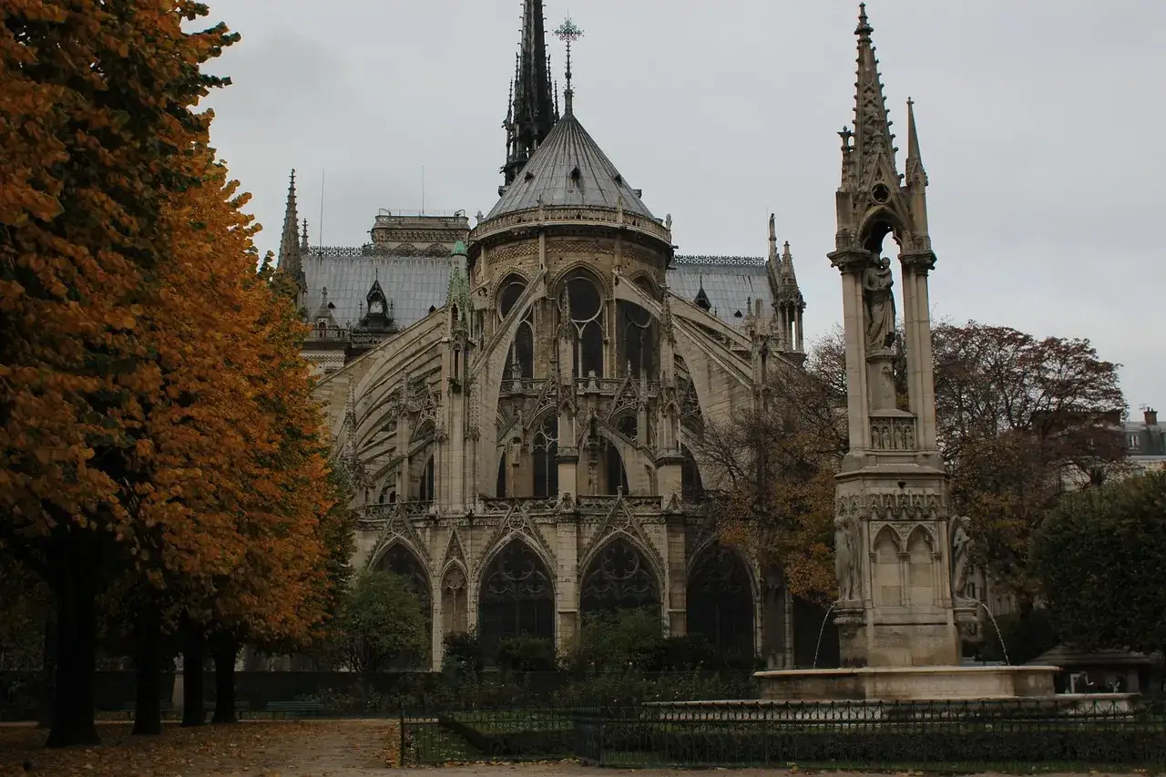 Notre Dame w jesiennej szacie. Czy zaniedbanie obowiązków religijnych, jak skutki nieobecności na mszy niedzielnej w świetle prawa kanonicznego, mogą mieć wpływ na życie duchowe?