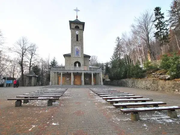 Zdjęcie Sanktuarium Matki Bożej Królowej Polski w Szczyrku - historia i msze