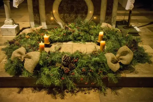 Wieniec adwentowy z czterema świecami i szyszkami. Czy roraty są w soboty?