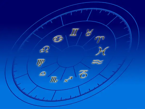 Złote symbole zodiaku na niebieskim tle. Praktykowanie magii i horoskopów może wpływać na życie duchowe katolika, odciągając od wiary.