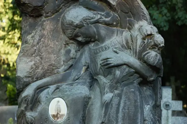 Anioł opłakuje zmarłego. Odkryj najciekawsze symbole na starych nagrobkach i ich ukryte znaczenie.