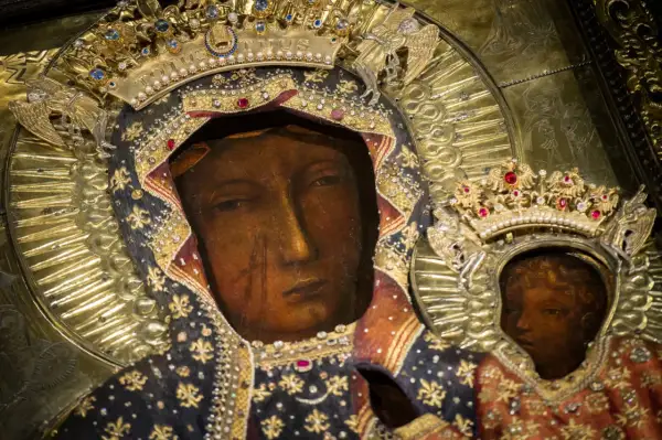 Ikona Matki Boskiej z Dzieciątkiem, bogato zdobiona klejnotami i złotem, symbolizuje przyczyny czci czarnych madonn w europejskich sanktuariach.