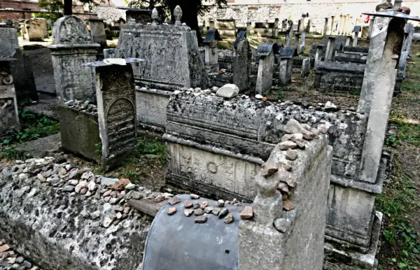 Na cmentarzach żydowskich kamienie zamiast kwiatów symbolizują trwałość pamięci. Kamienie są wieczne, jak pamięć o zmarłych.