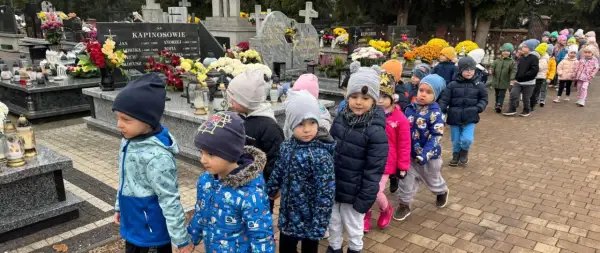 Dzieci idą na cmentarz. Jak przygotować się do pierwszej wizyty na cmentarzu z małym dzieckiem? Rozmowa, spokój i wyjaśnienie, co się dzieje.