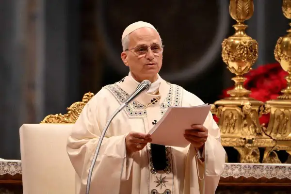 Biskup w szatach liturgicznych czyta tekst modlitwy "Anioł Pański".