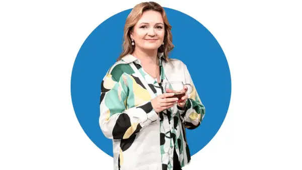 Kobieta z herbatą w dłoniach, zastanawiająca się, dlaczego wiara wymaga odwagi, gdy stawia czoła dylematowi konformizmu społecznego.